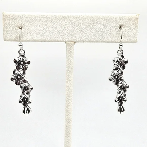 🟢3/$19🟢 Forget-Me-Not Silver Flower Dangle Earrings PIERCED Brand New - Picture 3 of 5